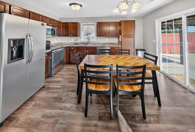 817 Candlestick Court, Evansville, IN 47725
