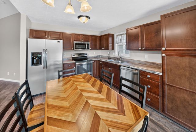 817 Candlestick Court, Evansville, IN 47725