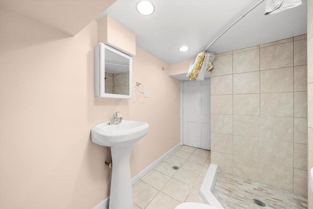 8100 S Houston Avenue, Chicago, IL 60617