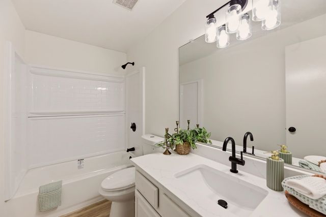 8743 Ross, Valley Center, KS 67147