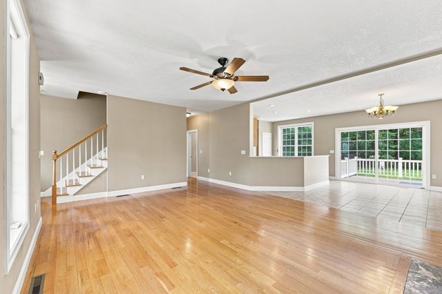 33 Caddyshack Dr, Chicopee, MA 01020
