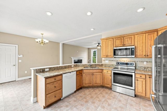 33 Caddyshack Dr, Chicopee, MA 01020