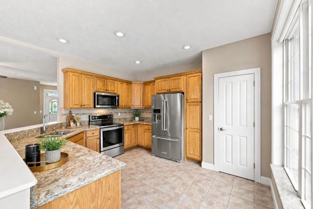 33 Caddyshack Dr, Chicopee, MA 01020