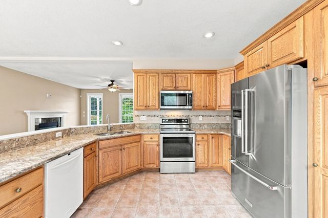 33 Caddyshack Dr, Chicopee, MA 01020