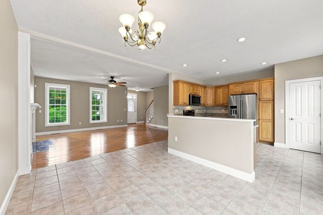 33 Caddyshack Dr, Chicopee, MA 01020