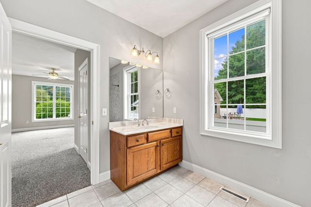 33 Caddyshack Dr, Chicopee, MA 01020