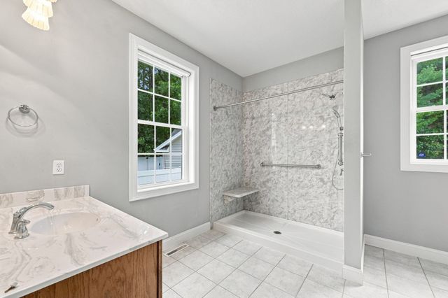 33 Caddyshack Dr, Chicopee, MA 01020