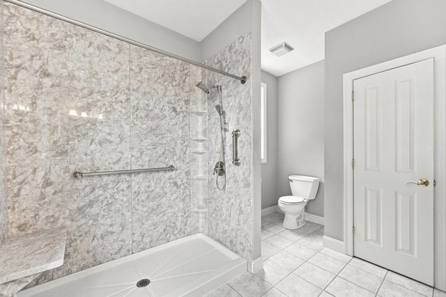 33 Caddyshack Dr, Chicopee, MA 01020