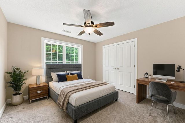 33 Caddyshack Dr, Chicopee, MA 01020