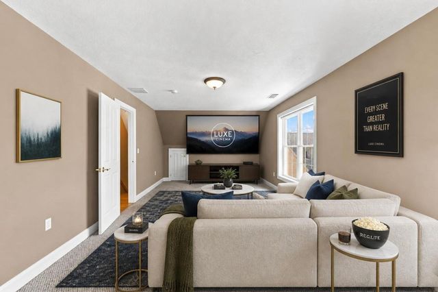 33 Caddyshack Dr, Chicopee, MA 01020