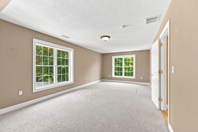 33 Caddyshack Dr, Chicopee, MA 01020