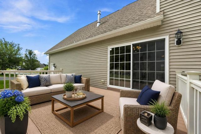 33 Caddyshack Dr, Chicopee, MA 01020