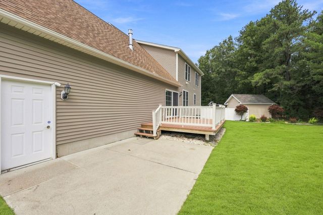 33 Caddyshack Dr, Chicopee, MA 01020