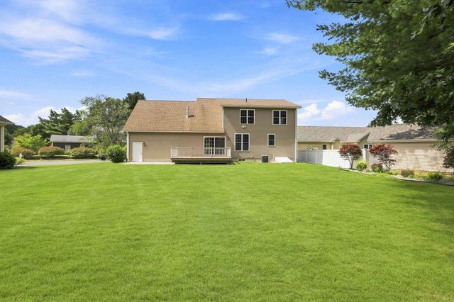 33 Caddyshack Dr, Chicopee, MA 01020