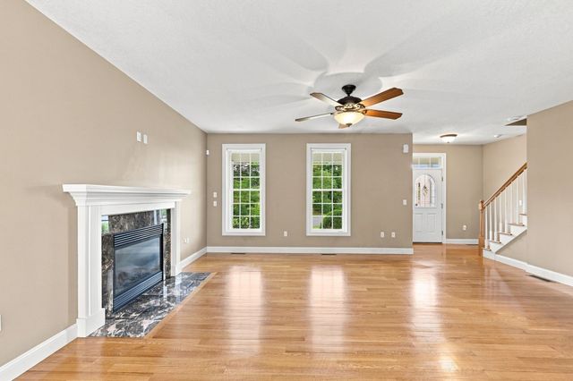 33 Caddyshack Dr, Chicopee, MA 01020