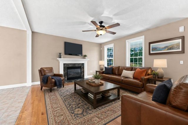 33 Caddyshack Dr, Chicopee, MA 01020