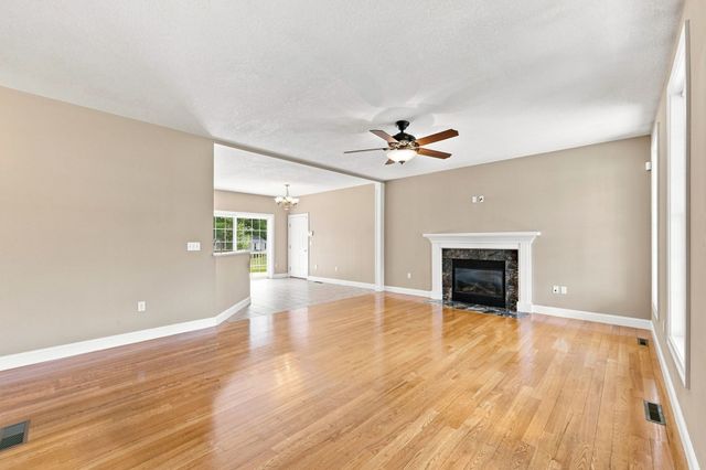 33 Caddyshack Dr, Chicopee, MA 01020