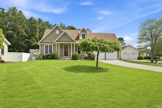 33 Caddyshack Dr, Chicopee, MA 01020