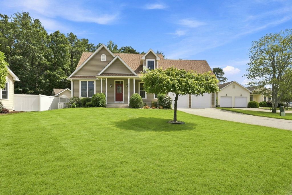 33 Caddyshack Dr, Chicopee, MA 01020