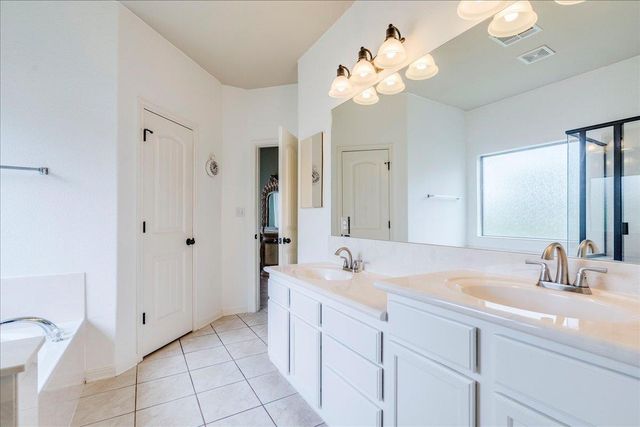 2061 Genesta DR, Buda, TX 78610