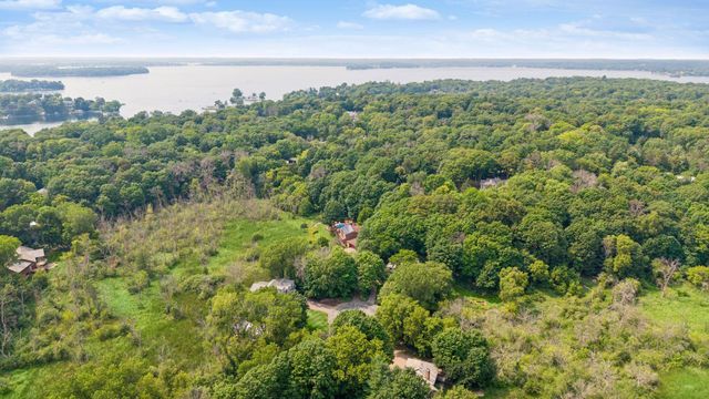 18864 Heathcote Drive, Deephaven, MN 55391