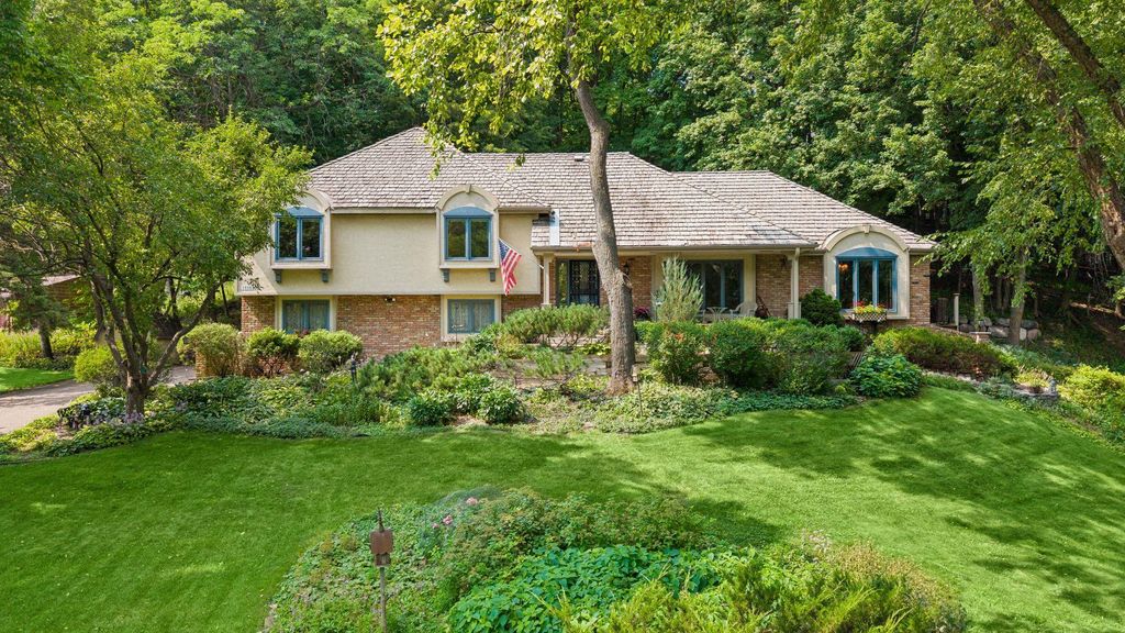 18864 Heathcote Drive, Deephaven, MN 55391