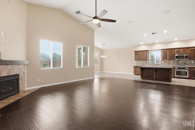 10300 Silverthorne Drive, Bakersfield, CA 93314