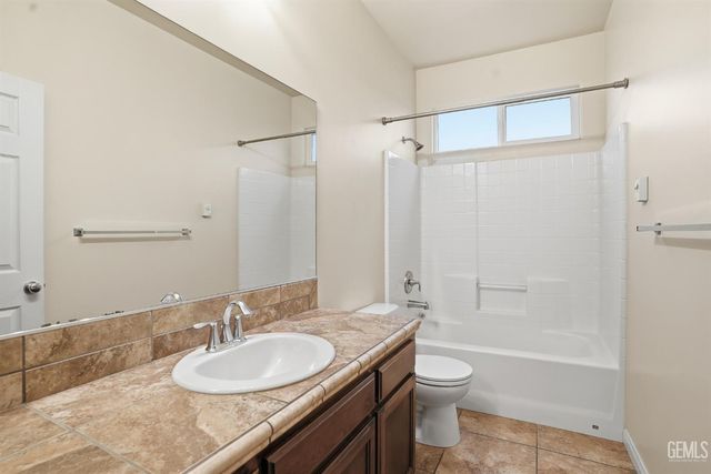 10300 Silverthorne Drive, Bakersfield, CA 93314