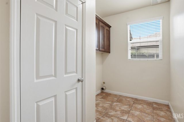 10300 Silverthorne Drive, Bakersfield, CA 93314