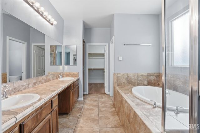 10300 Silverthorne Drive, Bakersfield, CA 93314