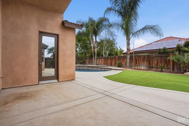 10300 Silverthorne Drive, Bakersfield, CA 93314