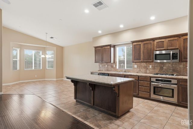 10300 Silverthorne Drive, Bakersfield, CA 93314