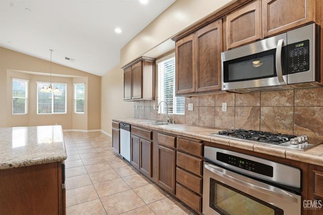 10300 Silverthorne Drive, Bakersfield, CA 93314