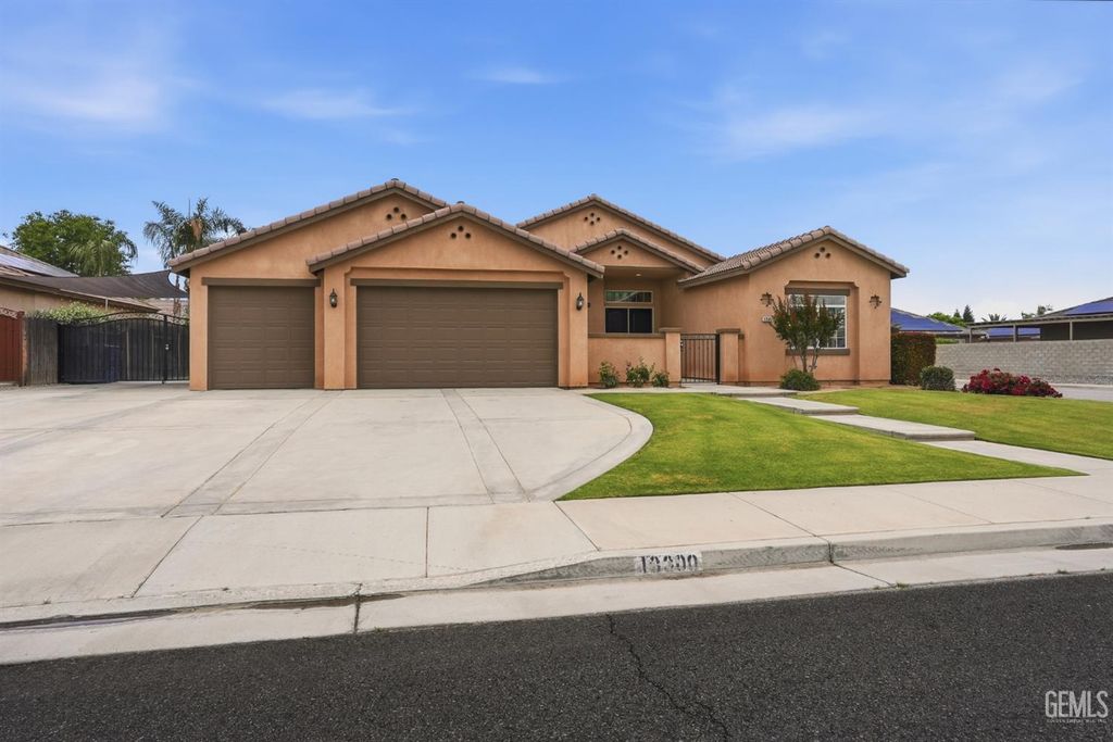 10300 Silverthorne Drive, Bakersfield, CA 93314