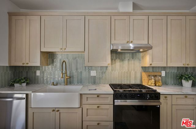2025 West Boulevard, Los Angeles, CA 90016