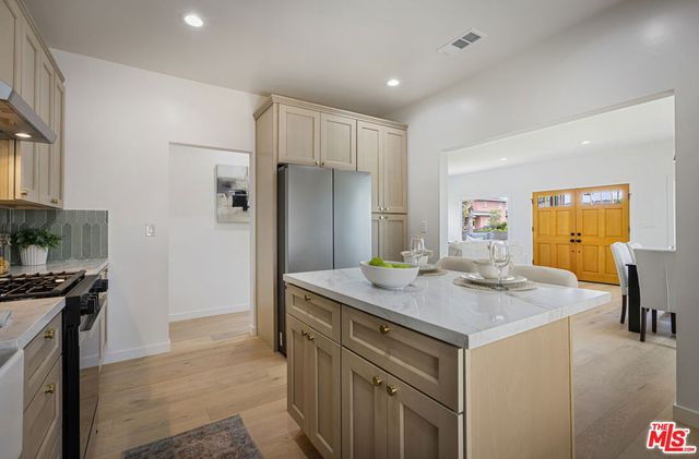 2025 West Boulevard, Los Angeles, CA 90016