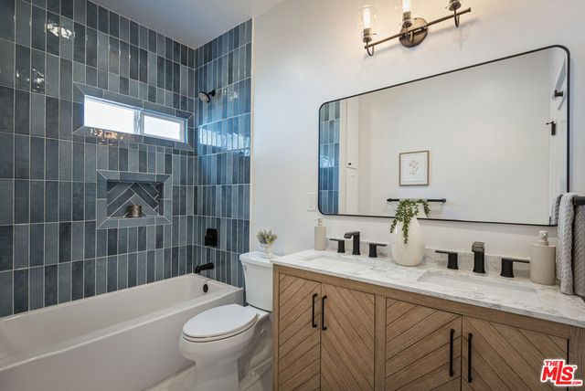 2025 West Boulevard, Los Angeles, CA 90016