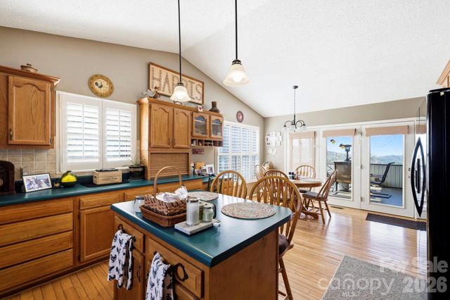 1489 Round Mountain Road, Brevard, NC 28712