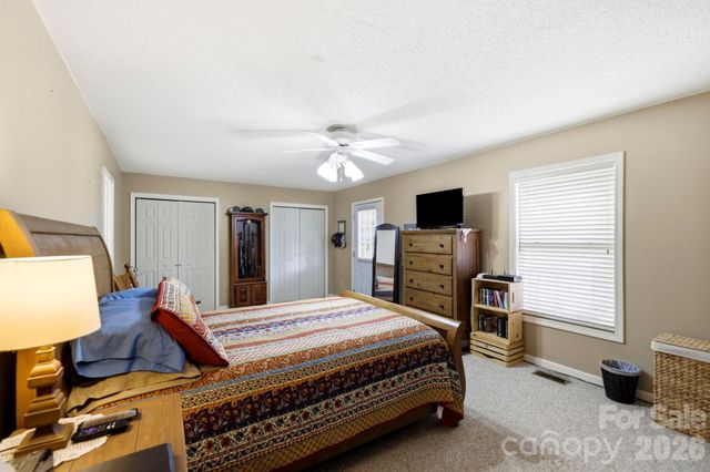 1489 Round Mountain Road, Brevard, NC 28712