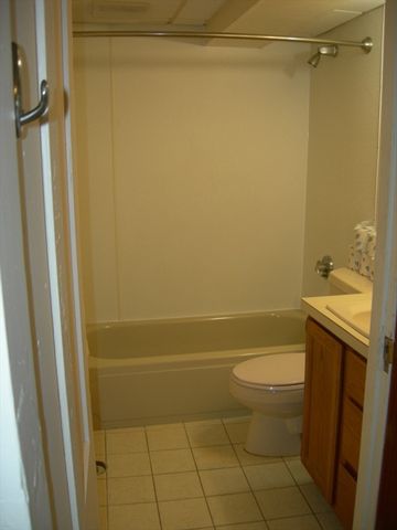 66 Fruit St, Worcester, MA 01609