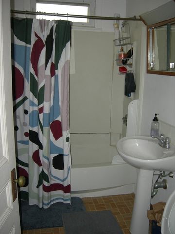 66 Fruit St, Worcester, MA 01609