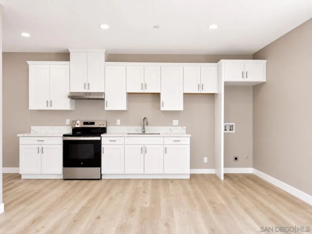 5370 Nutmeg St, Oak Park, CA 92105