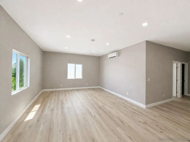 5370 Nutmeg St, Oak Park, CA 92105