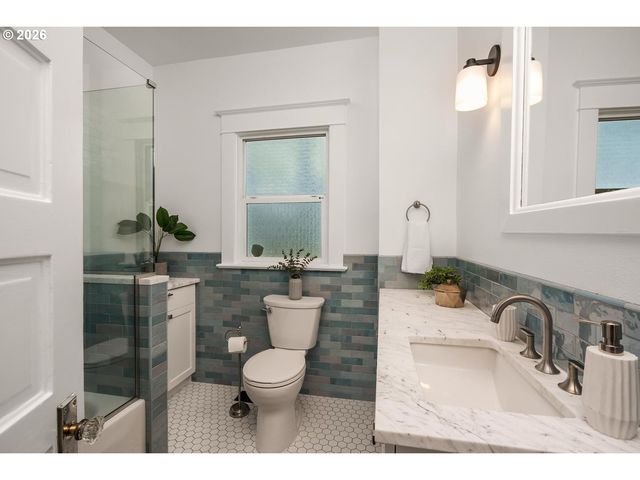 1239 Ne SUMNER St, Portland, OR 97211