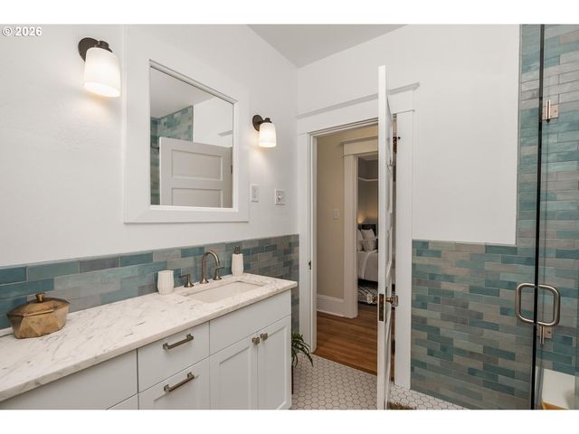 1239 Ne SUMNER St, Portland, OR 97211