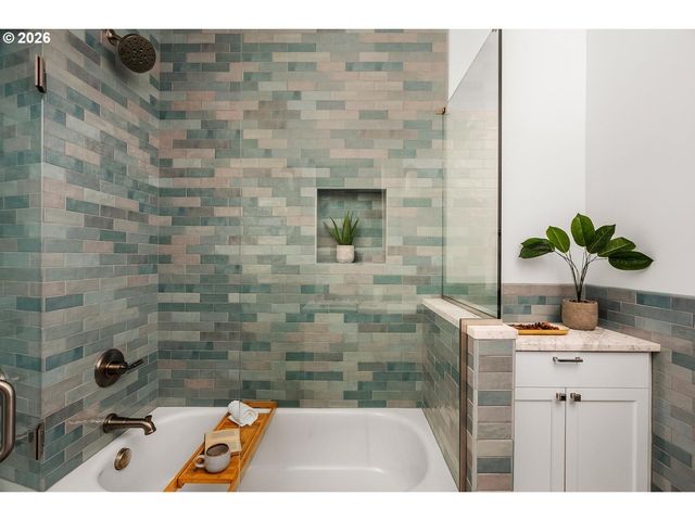 1239 Ne SUMNER St, Portland, OR 97211