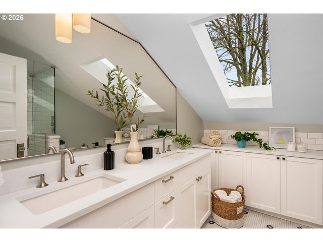 1239 Ne SUMNER St, Portland, OR 97211