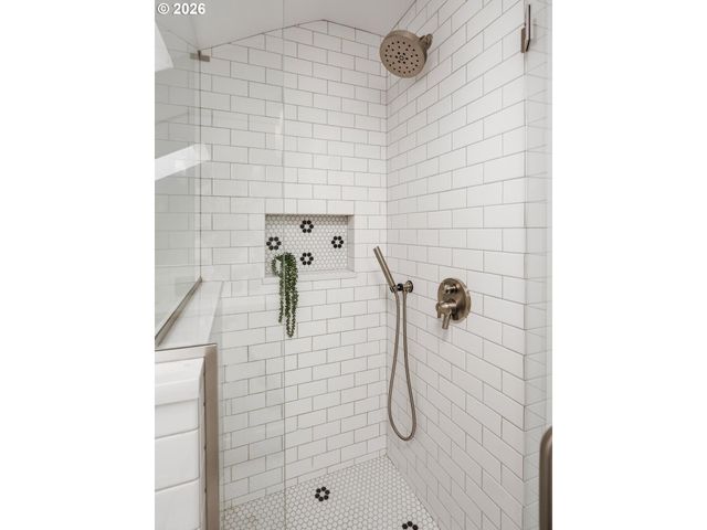 1239 Ne SUMNER St, Portland, OR 97211