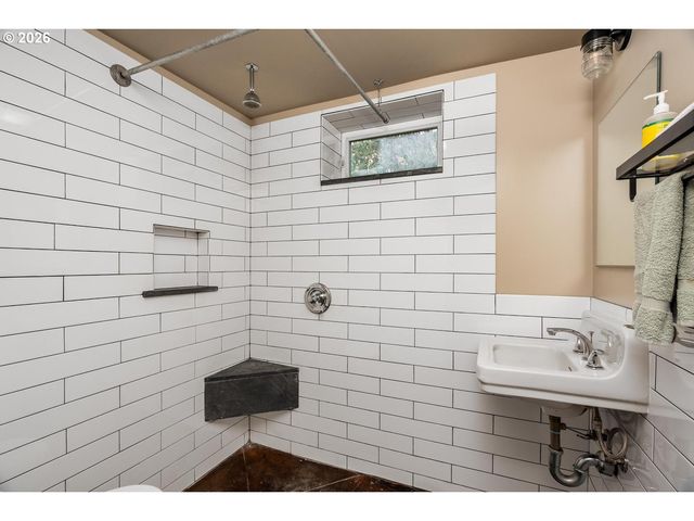 1239 Ne SUMNER St, Portland, OR 97211