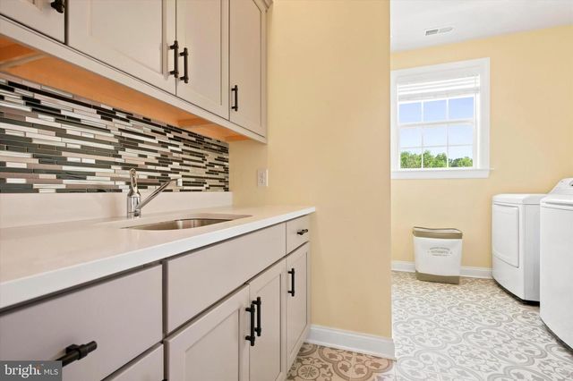 1 BENNETT LN, Newtown, PA 18940